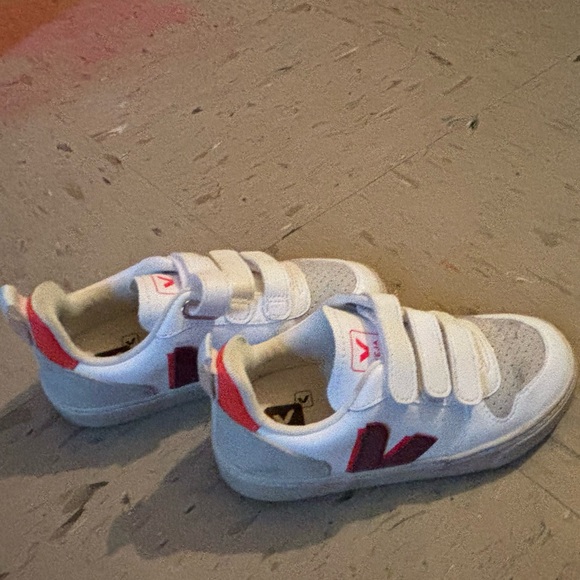 Boys red white tan veja